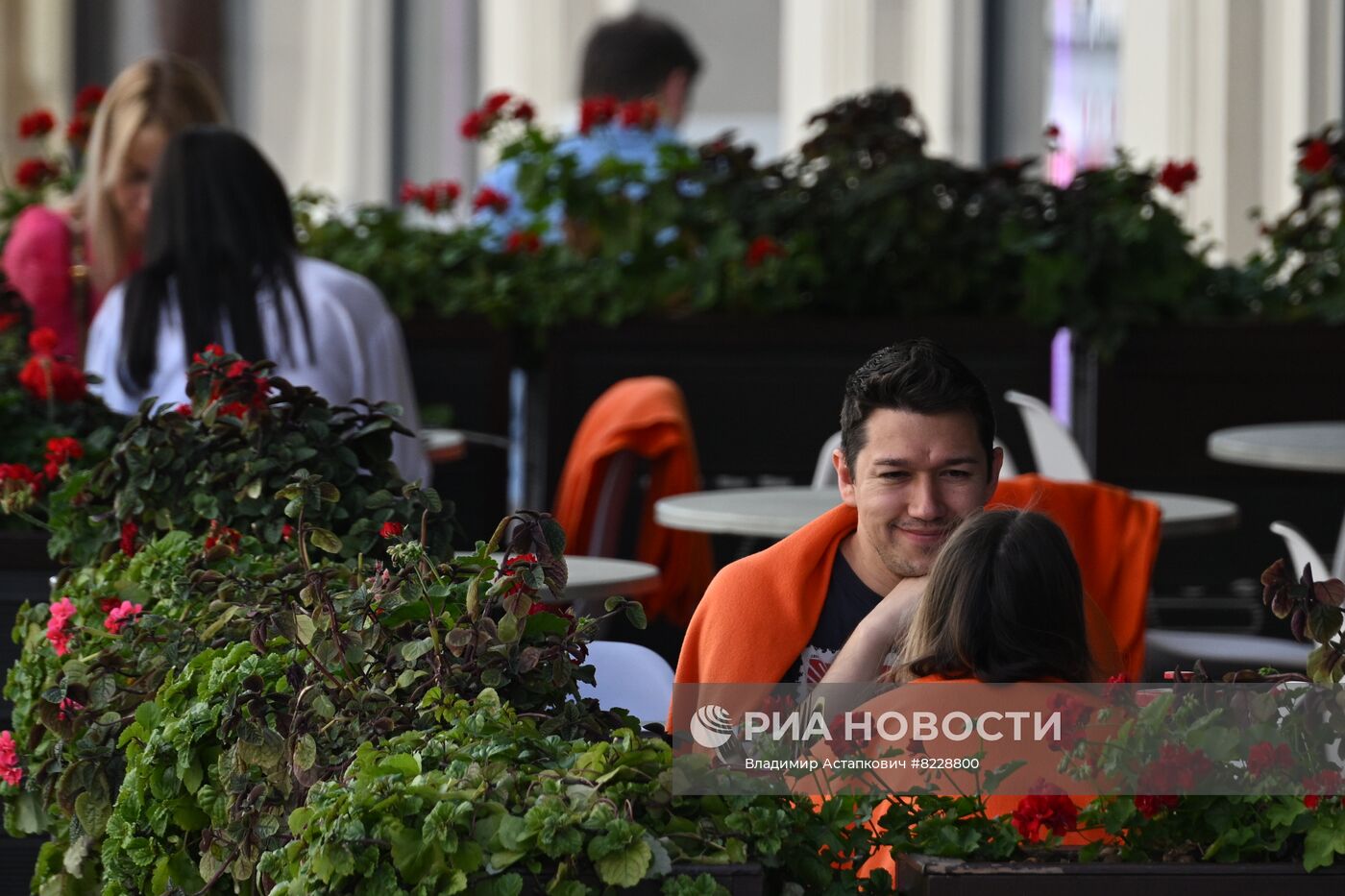 Отдых горожан на летних верандах в Москве