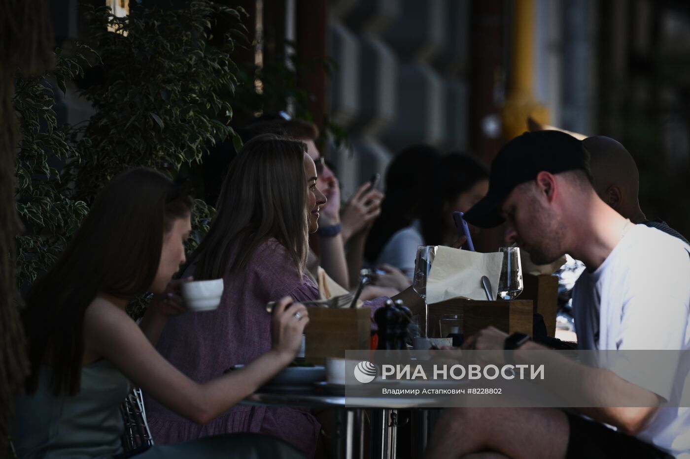 Отдых горожан на летних верандах в Москве