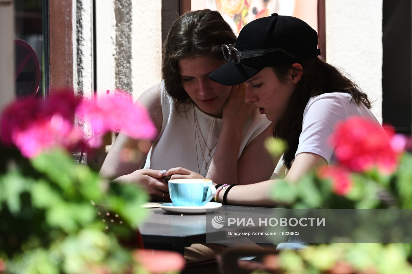 Отдых горожан на летних верандах в Москве