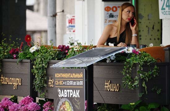 Отдых горожан на летних верандах в Москве