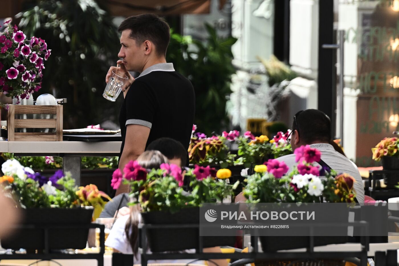 Отдых горожан на летних верандах в Москве