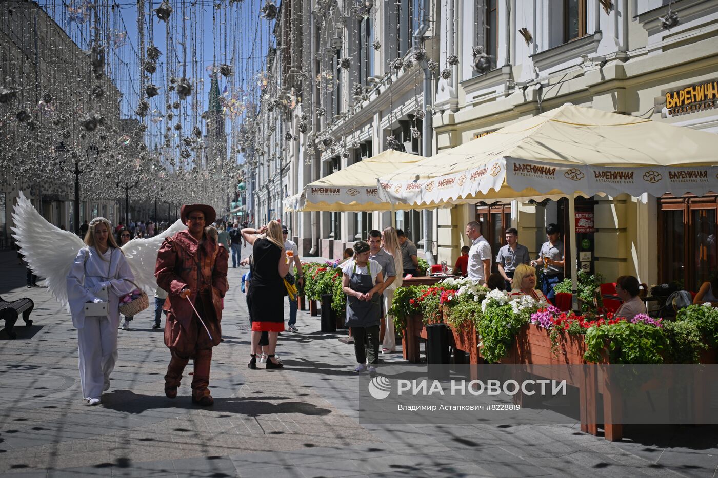 Отдых горожан на летних верандах в Москве