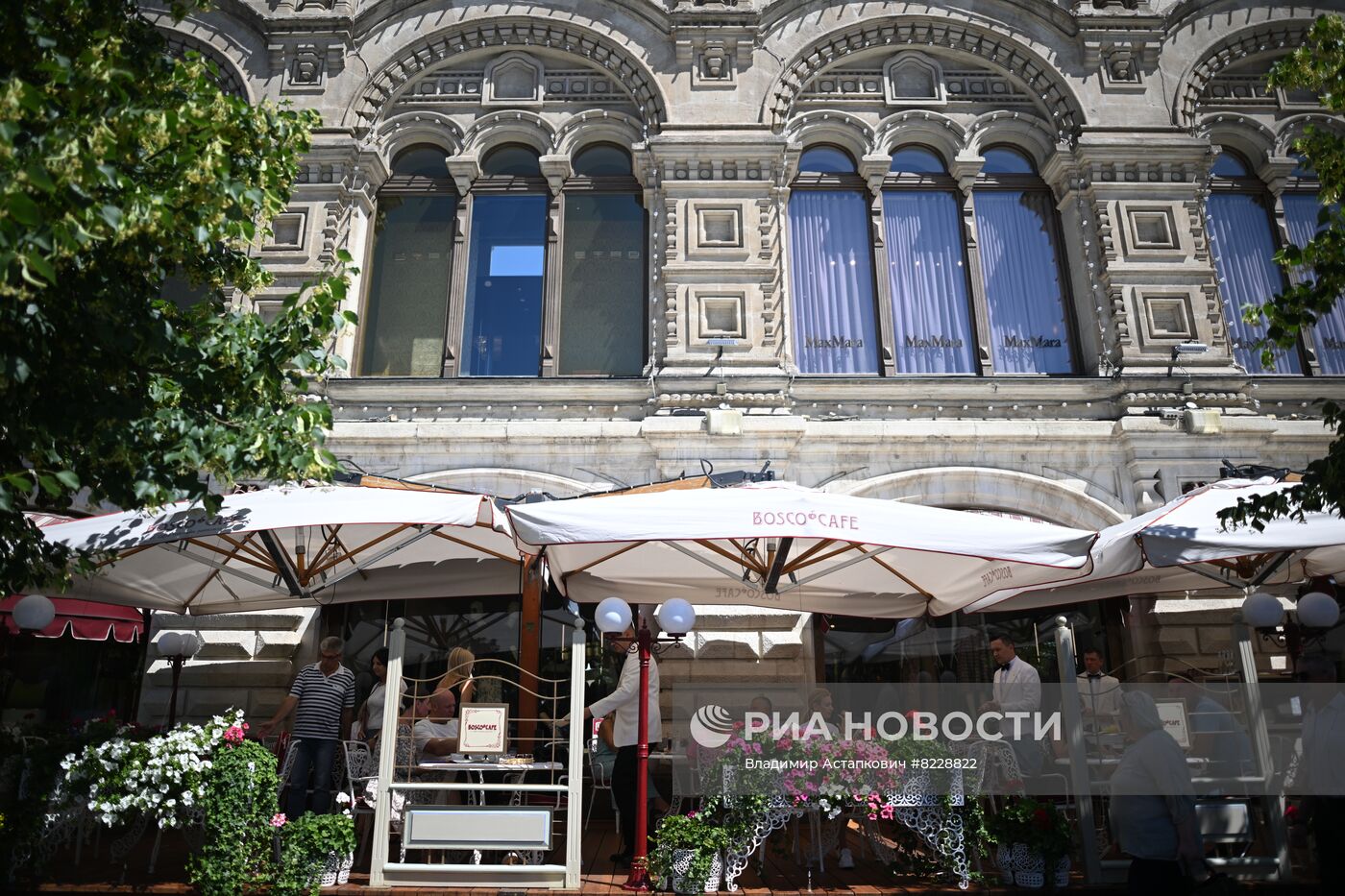 Отдых горожан на летних верандах в Москве