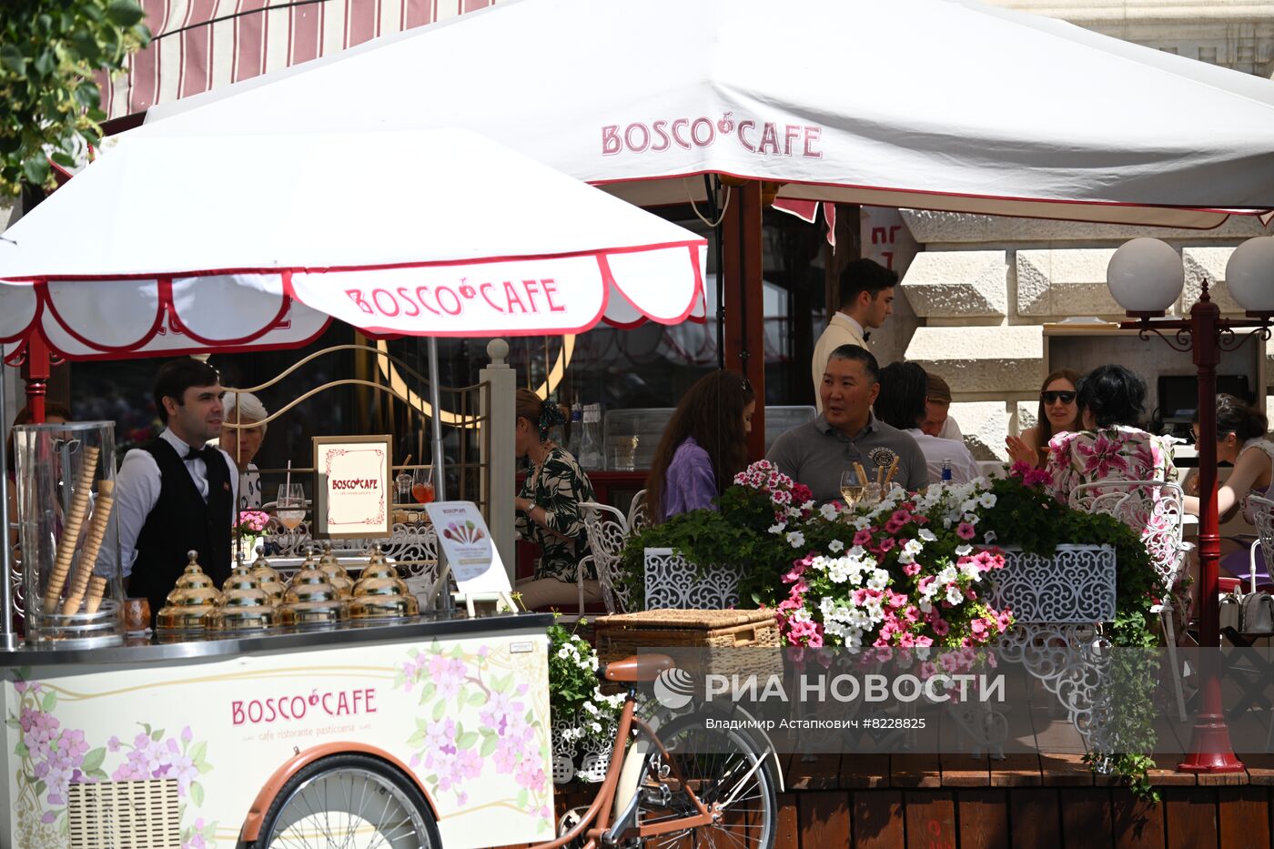 Отдых горожан на летних верандах в Москве