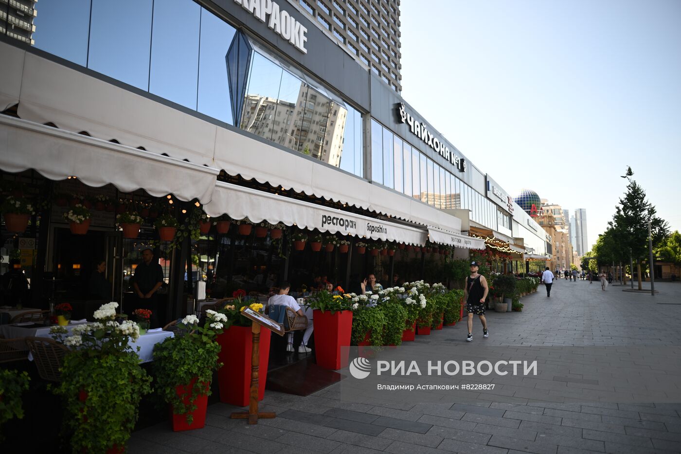 Отдых горожан на летних верандах в Москве