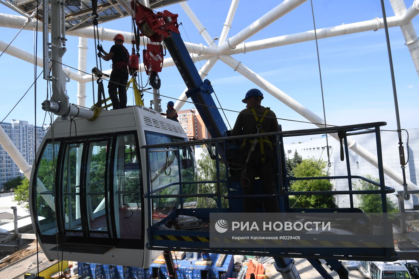 На колесе обозрения "Солнце Москвы" начали устанавливать кабины