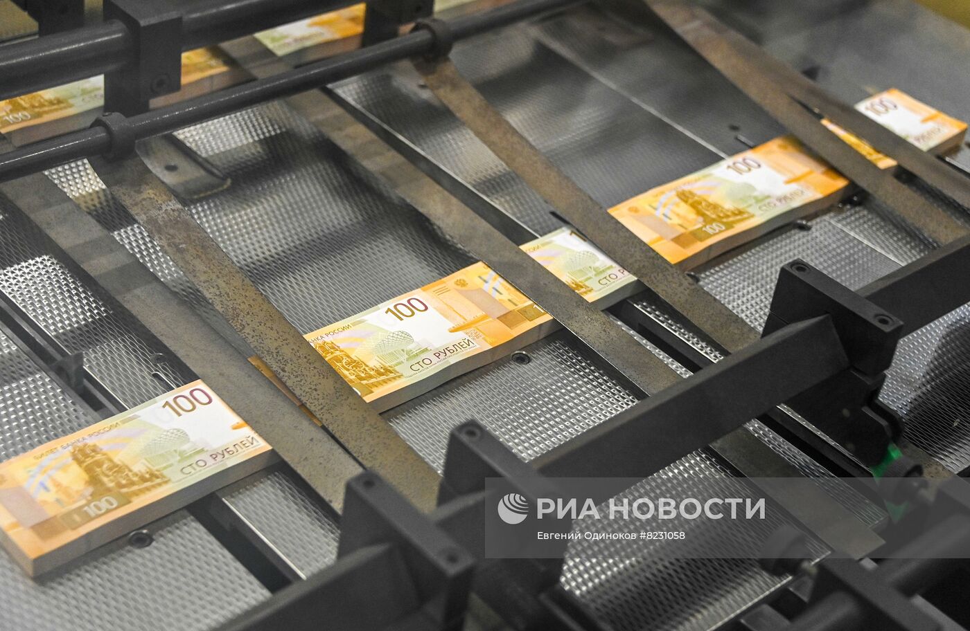 Производство новых 100-рублевых купюр на фабрике "Гознак"