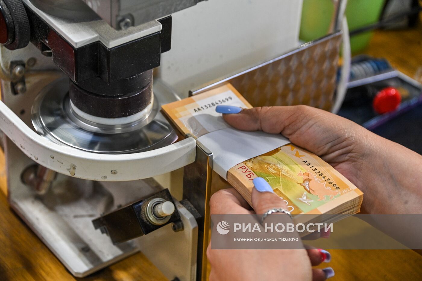 Производство новых 100-рублевых купюр на фабрике "Гознак"