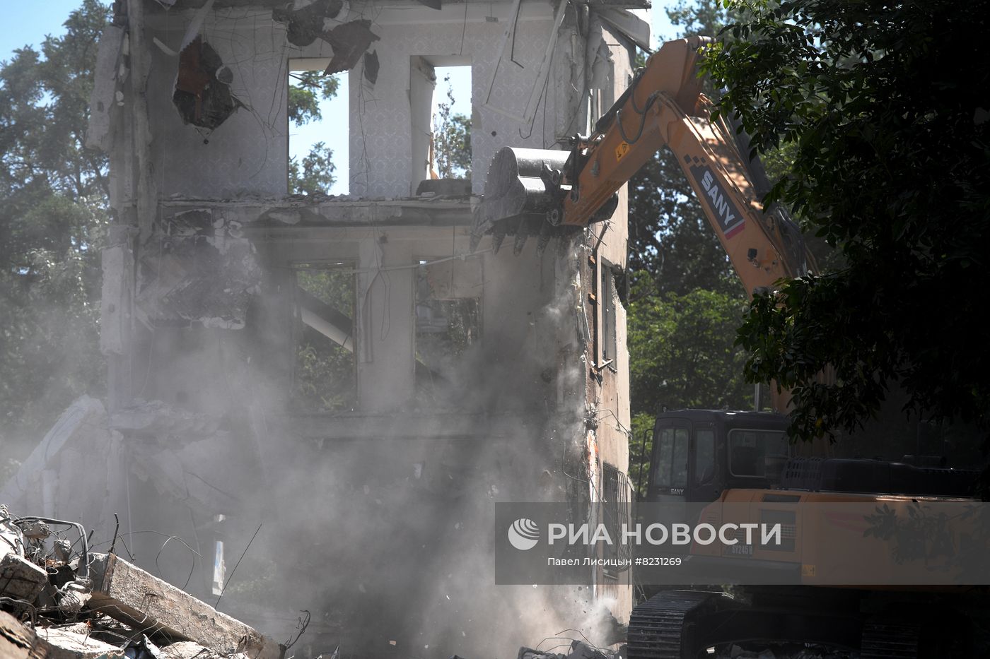 Демонтаж разрушенных зданий в Мариуполе