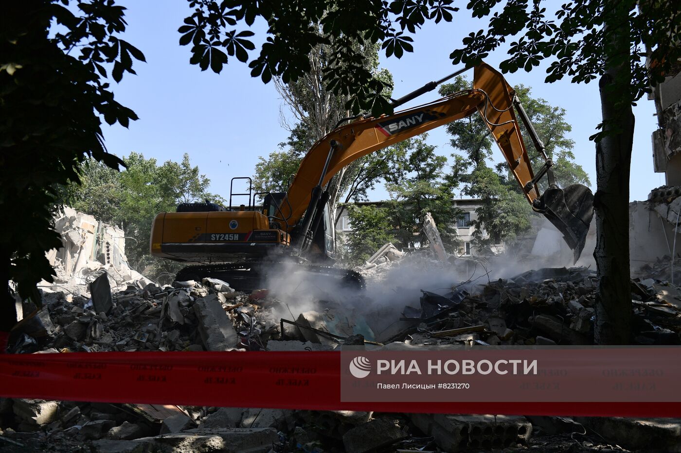 Демонтаж разрушенных зданий в Мариуполе