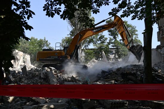 Демонтаж разрушенных зданий в Мариуполе