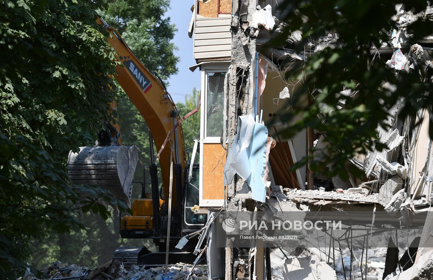 Демонтаж разрушенных зданий в Мариуполе