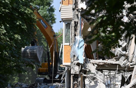 Демонтаж разрушенных зданий в Мариуполе