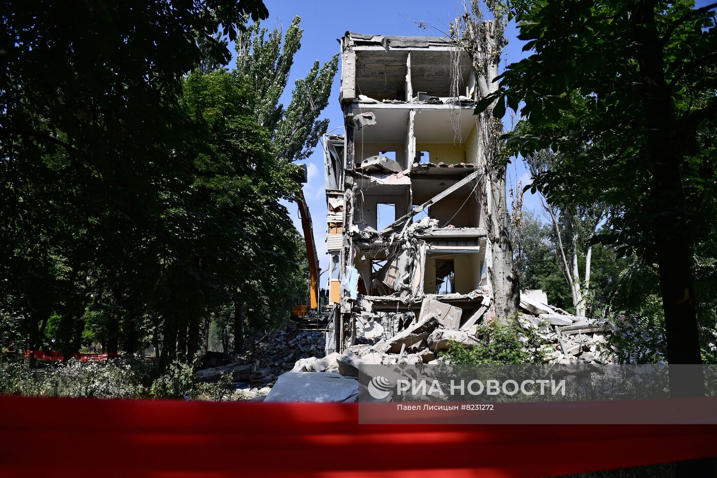 Демонтаж разрушенных зданий в Мариуполе