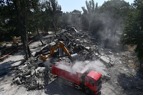 Демонтаж разрушенных зданий в Мариуполе