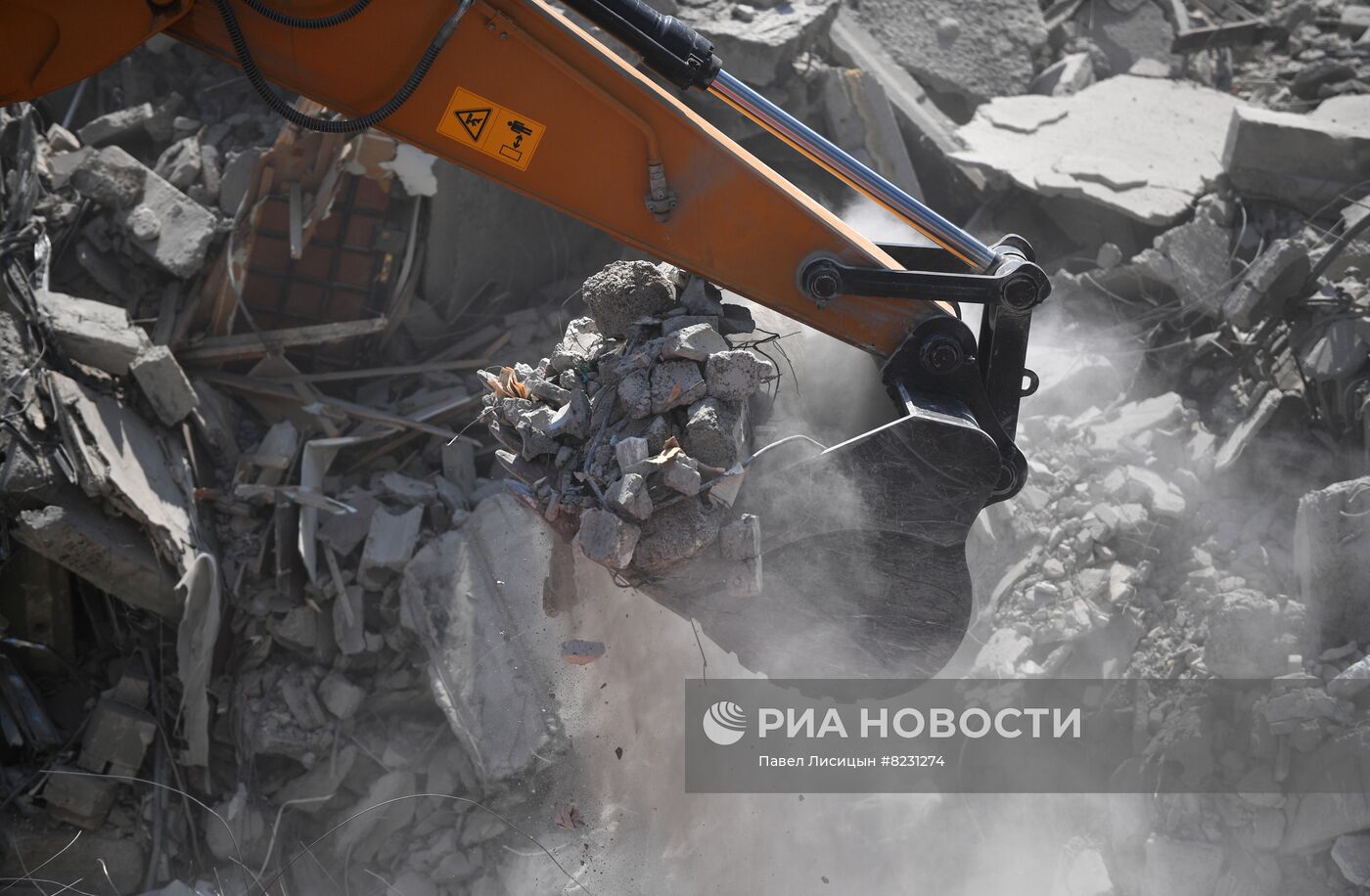 Демонтаж разрушенных зданий в Мариуполе