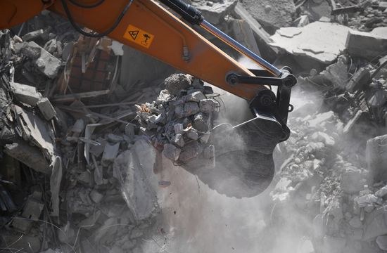 Демонтаж разрушенных зданий в Мариуполе