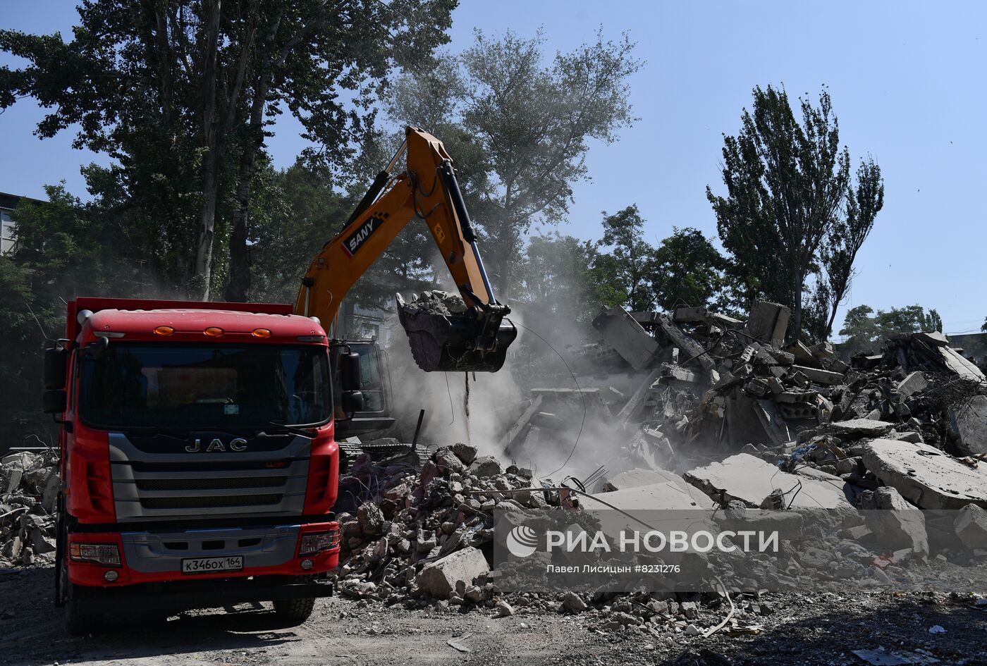 Демонтаж разрушенных зданий в Мариуполе