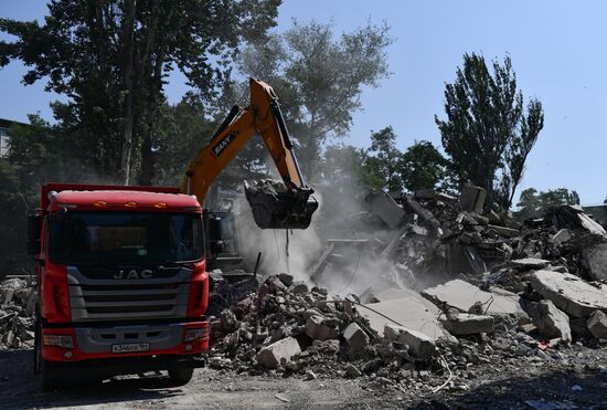 Демонтаж разрушенных зданий в Мариуполе
