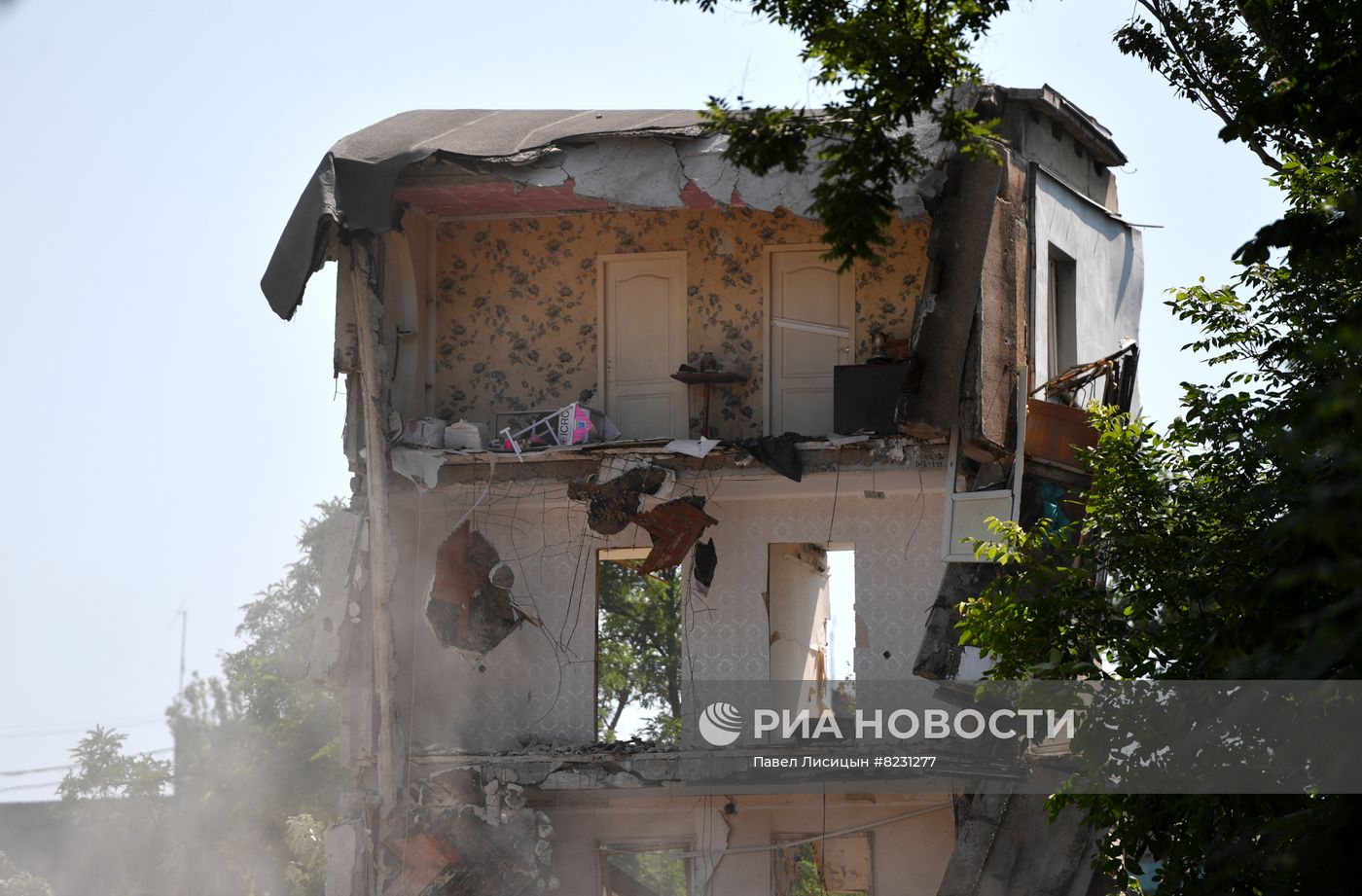 Демонтаж разрушенных зданий в Мариуполе