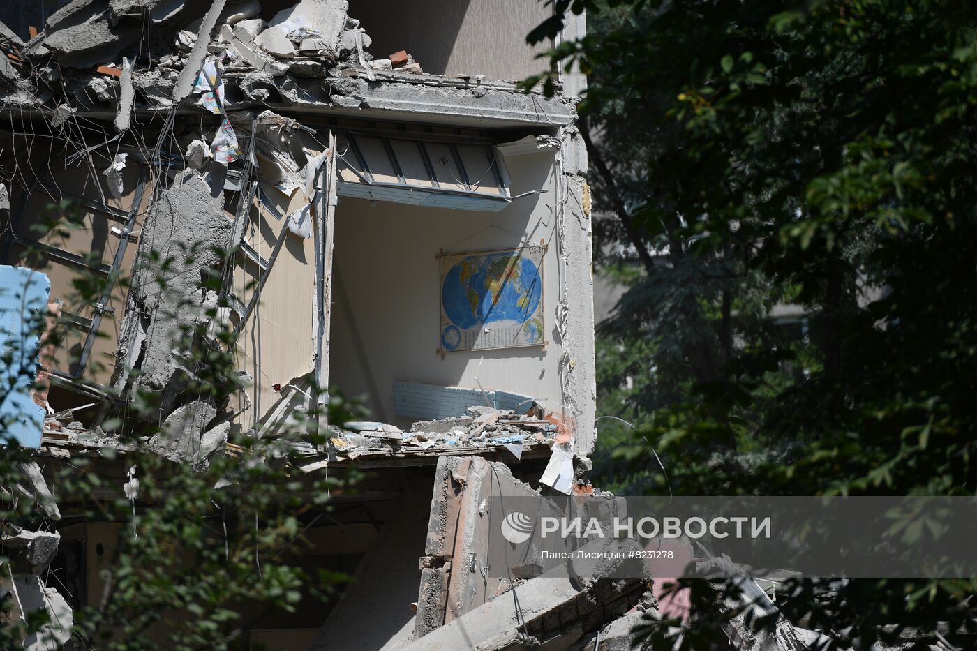 Демонтаж разрушенных зданий в Мариуполе