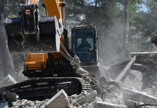 Демонтаж разрушенных зданий в Мариуполе