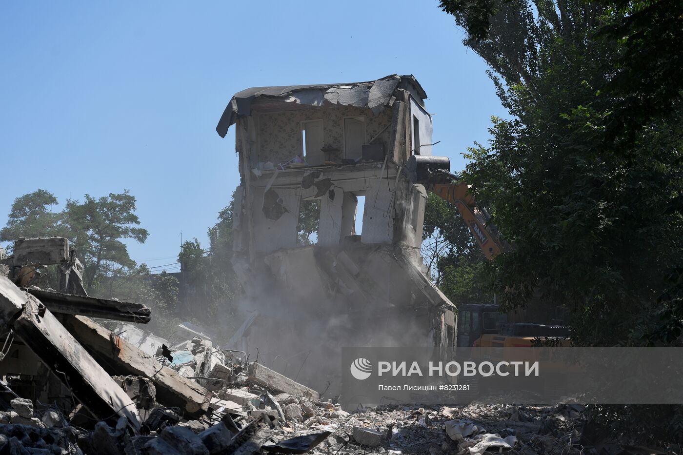 Демонтаж разрушенных зданий в Мариуполе