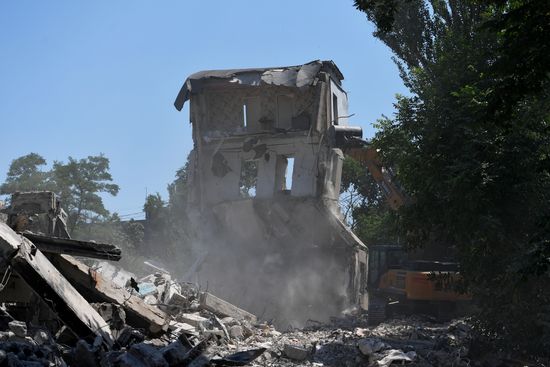 Демонтаж разрушенных зданий в Мариуполе
