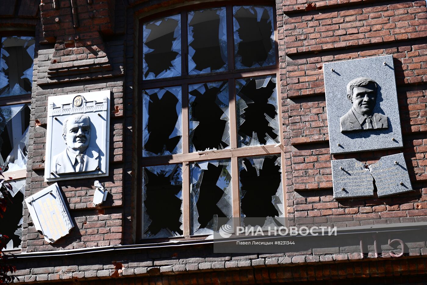 Разрушенные здания в Мариуполе