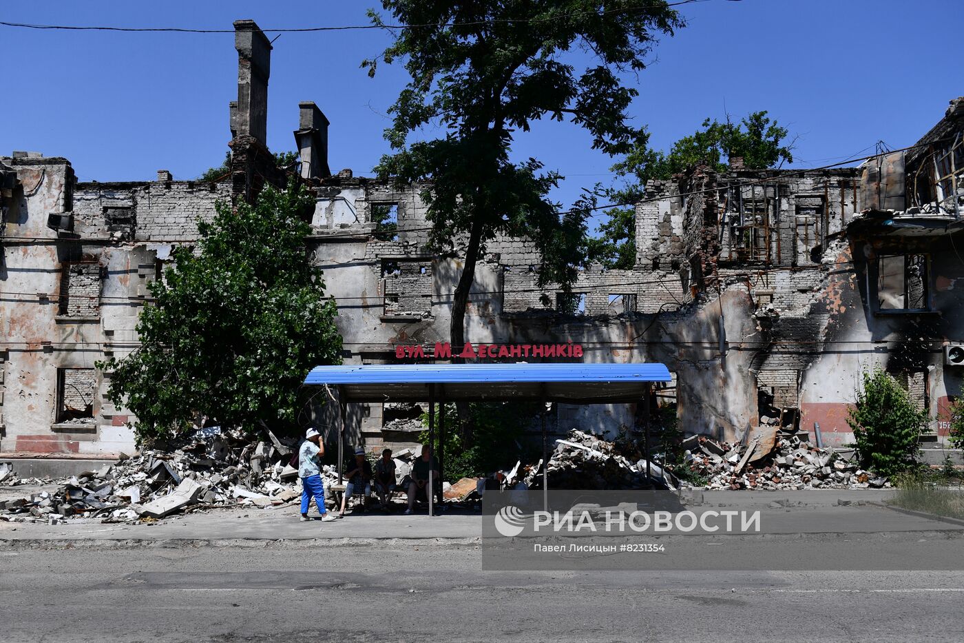 Разрушенные здания в Мариуполе
