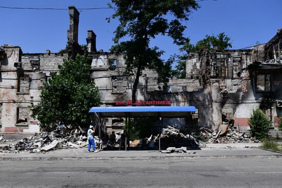 Разрушенные здания в Мариуполе