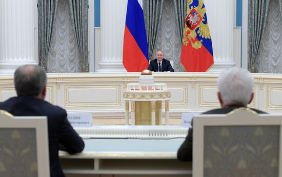 Встреча президента РФ В. Путина с руководителями Государственной Думы РФ и лидерами фракций Госдумы
