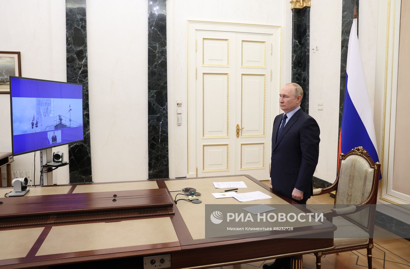 Президент РФ В. Путин принял участие в церемонии поднятия российского флага на новых рыбопромысловых судах