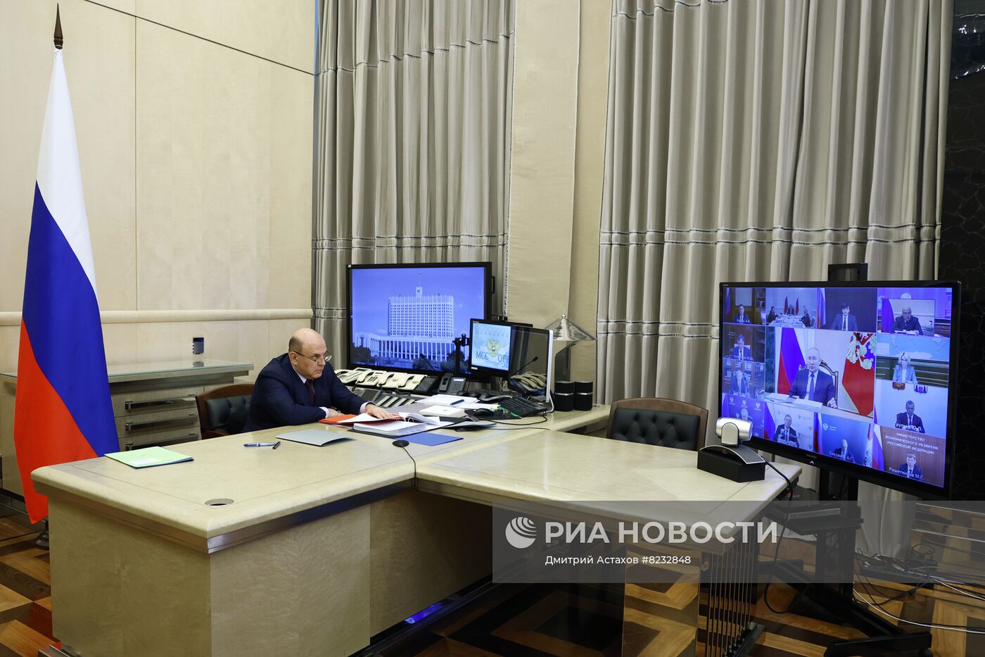 Президент РФ В. Путин провел совещание с членами правительства