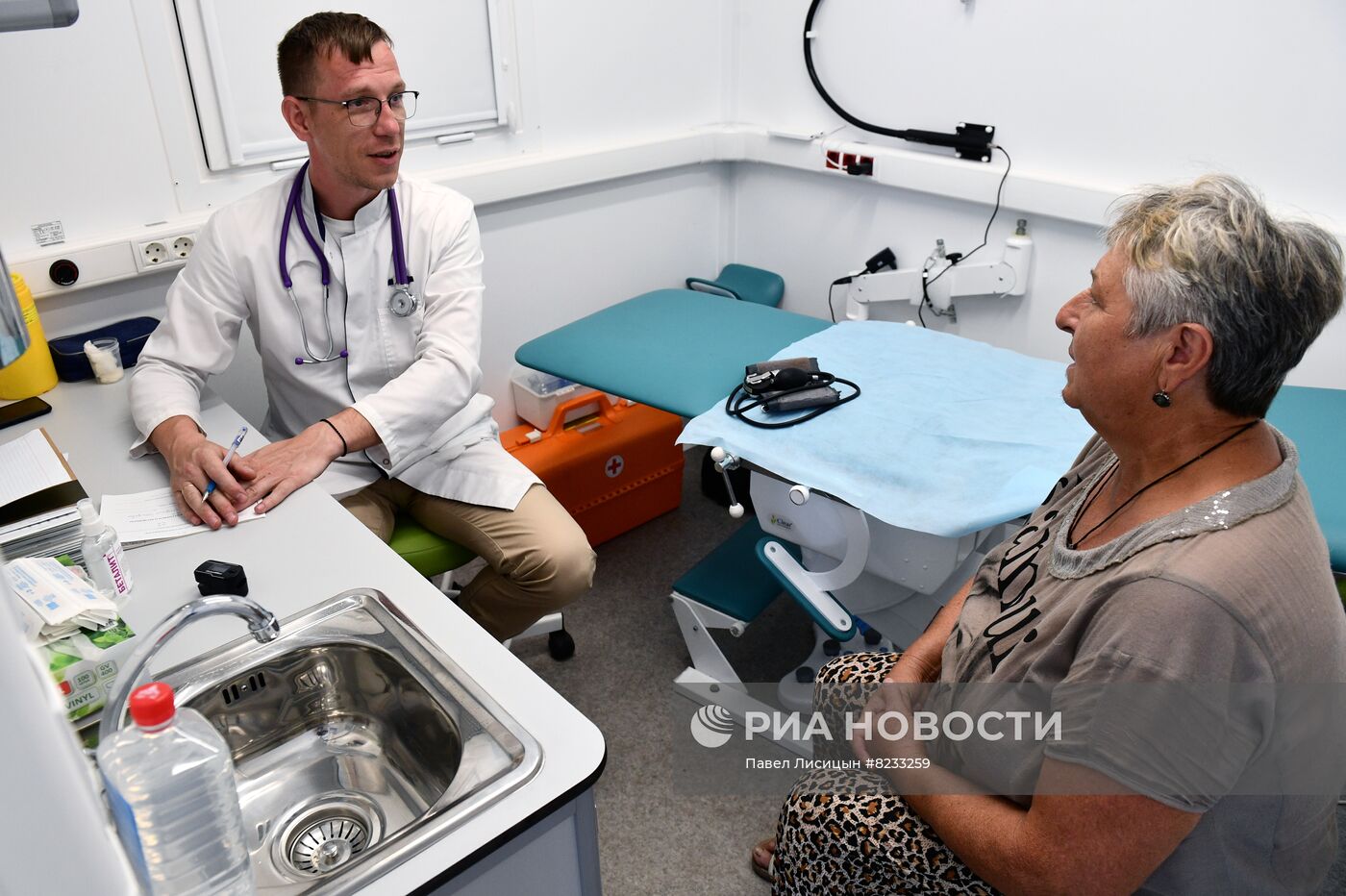 Передвижной медкомплекс с врачами из Тульской области в Мариуполе