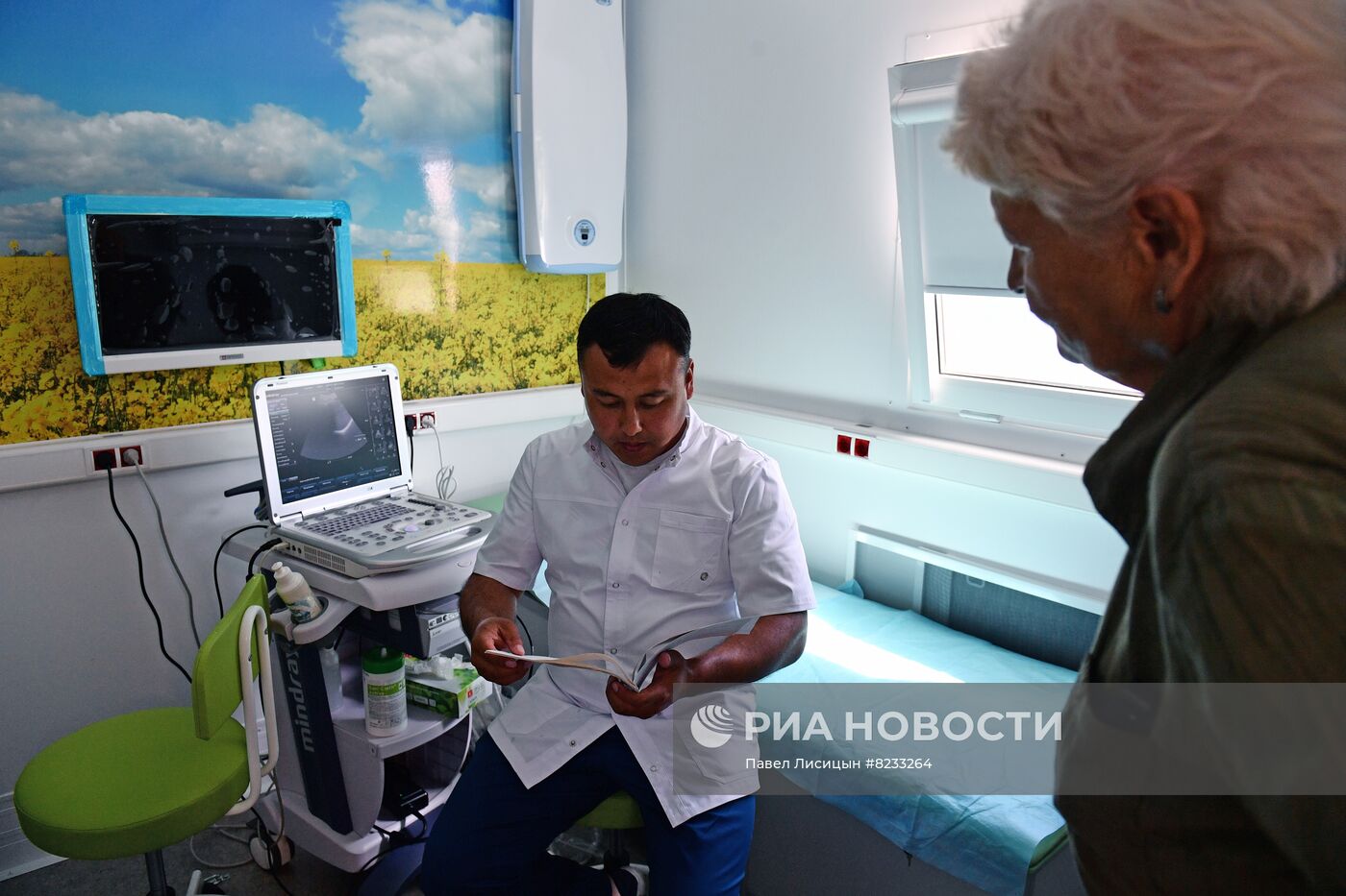 Передвижной медкомплекс с врачами из Тульской области в Мариуполе