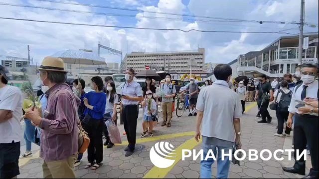 Сотни японцев приходят к месту нападения на Абэ, чтобы почтить его память