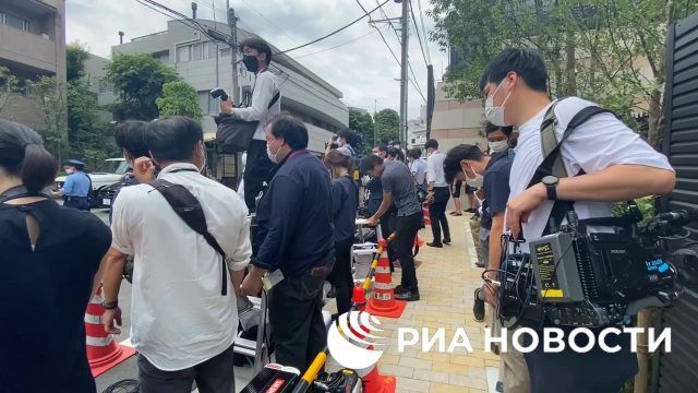 У дома Абэ в Токио собрались журналисты