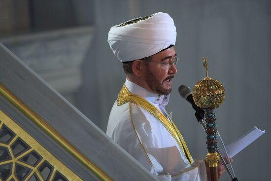 Намаз в Московской соборной мечети по случаю праздника Курбан-байрам