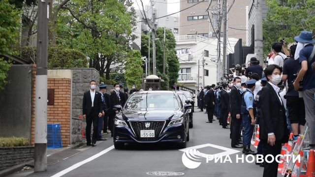 Траурный кортеж с телом Синдзо Абэ приехал к его дому