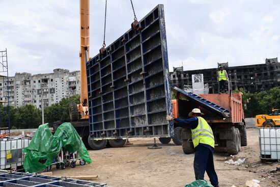 Строительство госпиталя и жилых домов бригадами МО РФ в Мариуполе
