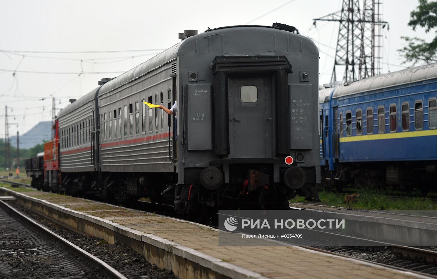 Первый после освобождения Мариуполя пассажирский поезд отправился в Волноваху