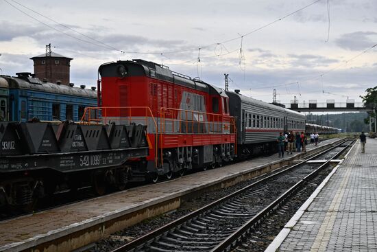 Первый после освобождения Мариуполя пассажирский поезд отправился в Волноваху