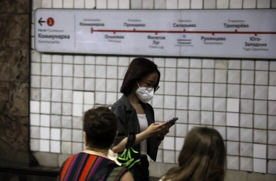 Москвичам рекомендовали вернуться к ношению масок в общественных местах