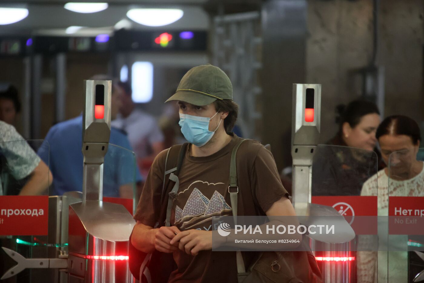 Москвичам рекомендовали вернуться к ношению масок в общественных местах