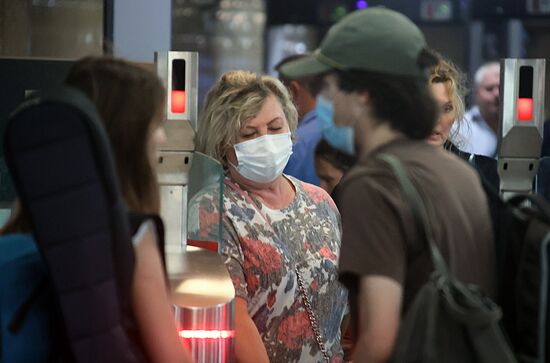 Москвичам рекомендовали вернуться к ношению масок в общественных местах