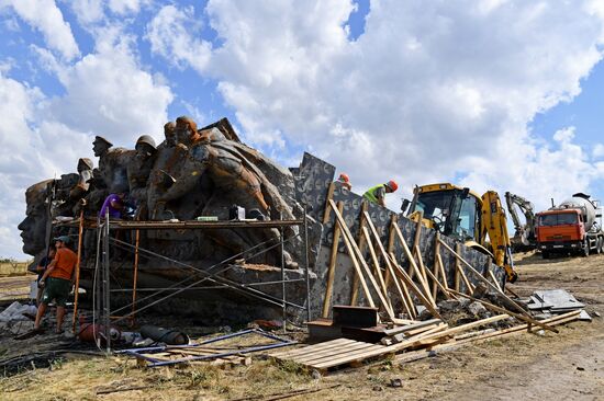Реставрация мемориала "Саур-Могила" бригадами ВСК МО РФ