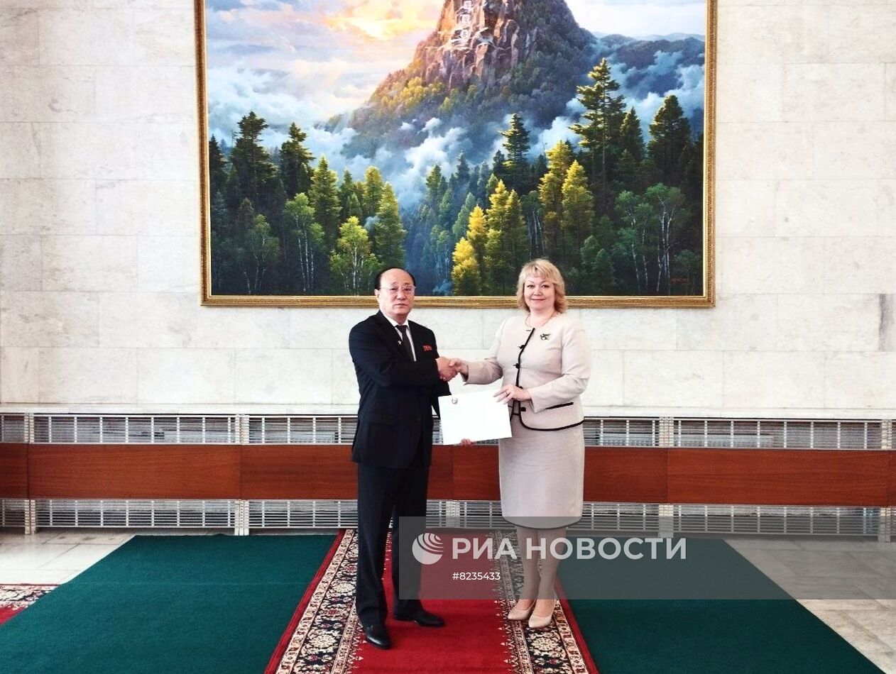 Посол КНДР в России вручил документ о признании ДНР представителю Донецка