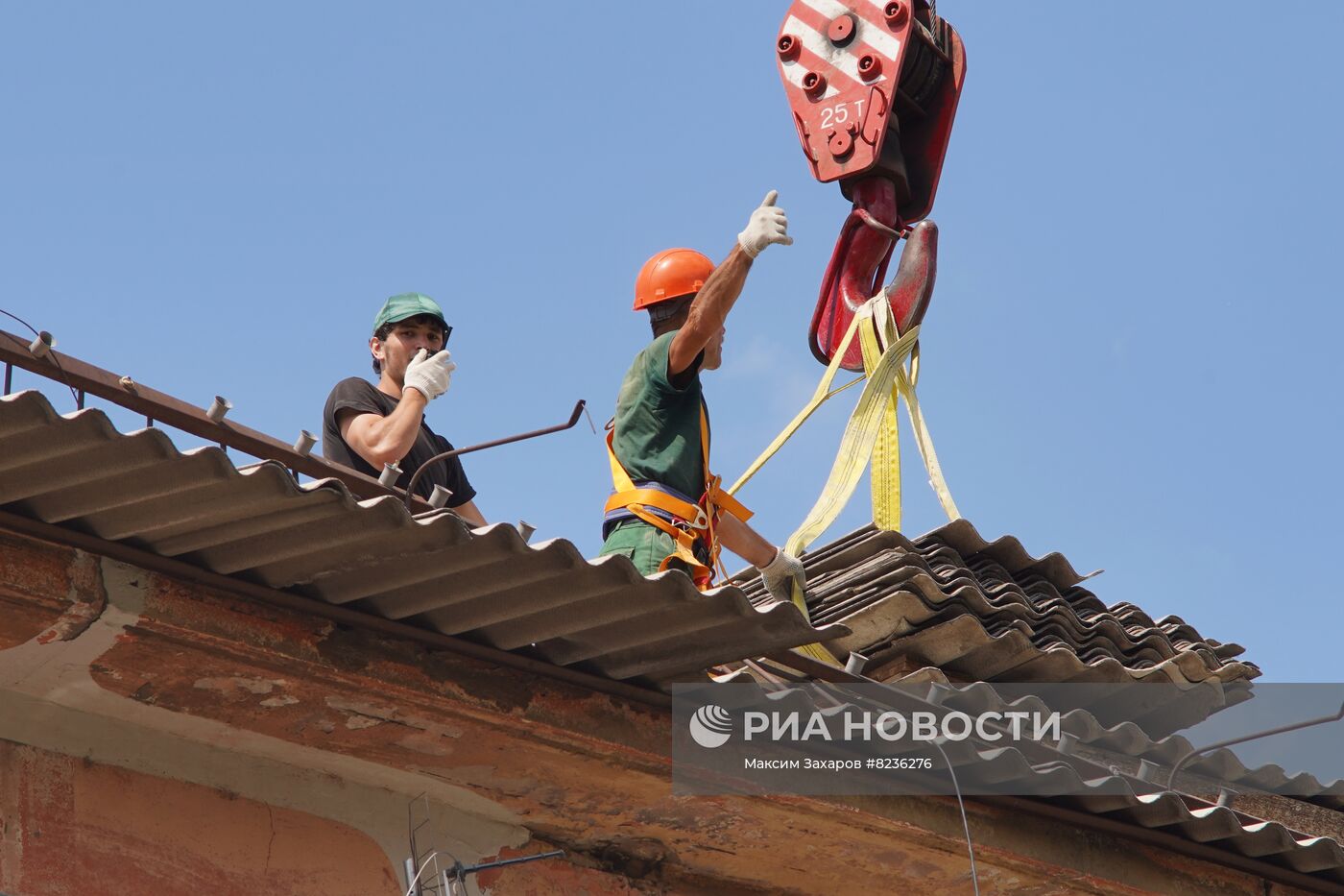 Восстановление многоквартирных домов в Луганске бригадами из РФ