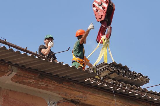 Восстановление многоквартирных домов в Луганске бригадами из РФ